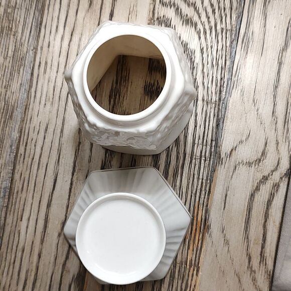 Belleek Doves of Peace 2-Piece Tea Light Holder - Picture 7 of 10